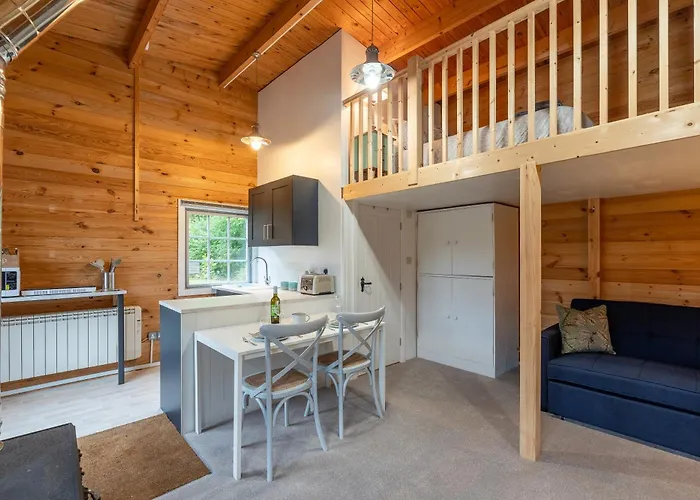 Walliswood Lodge - Wood Burner, Air Con & Wi-Fi, Rural Retreat