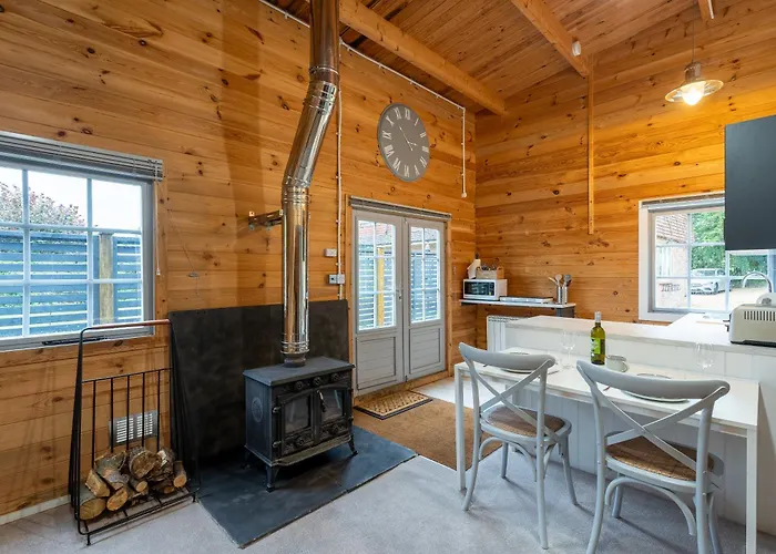 Walliswood Lodge - Wood Burner, Air Con & Wi-Fi, Rural Retreat