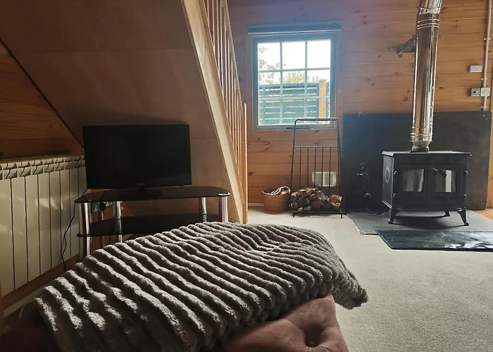 Walliswood Lodge - Wood Burner, Air Con & Wi-Fi, Rural Retreat
