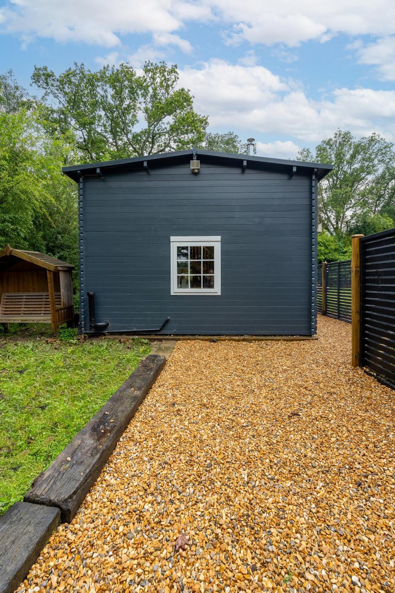 Walliswood - Wood Burner, Air Con & Wi-fi, Rural Retreat Holiday home Ewhurst