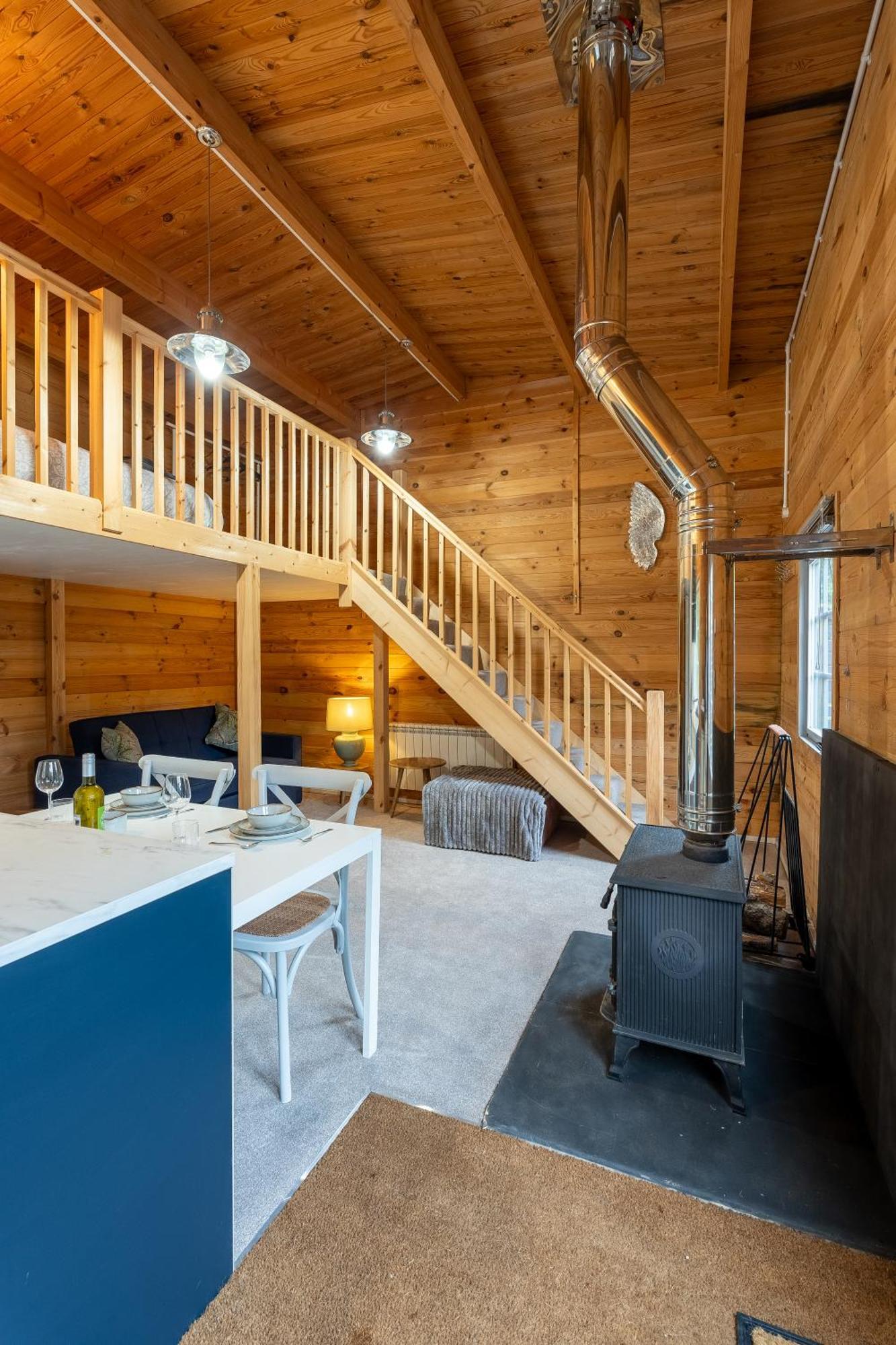 Walliswood - Wood Burner, Air Con & Wi-fi, Rural Retreat *