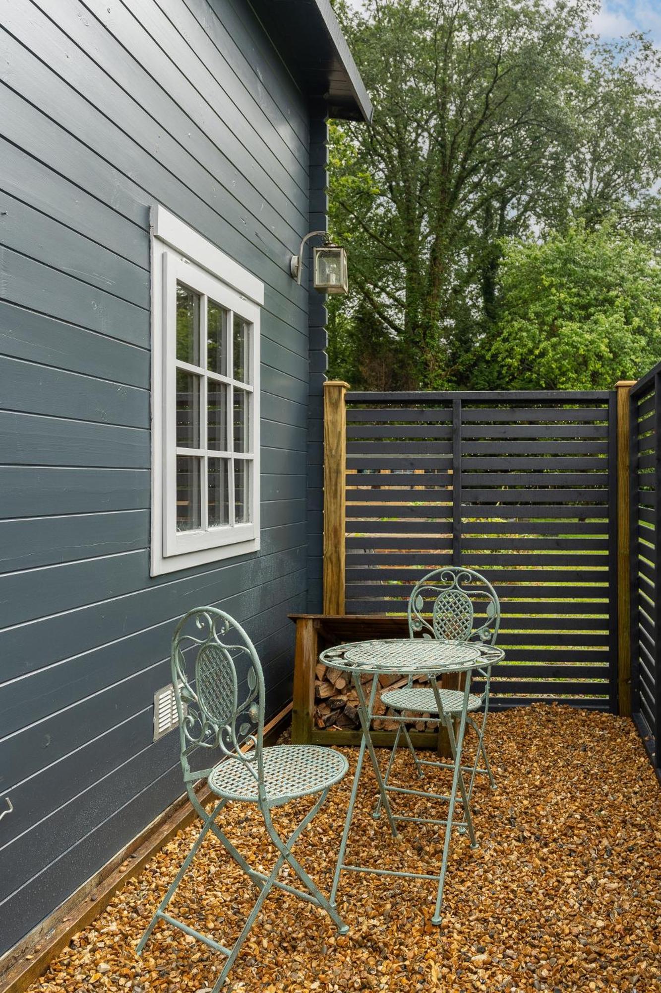 Holiday home Walliswood - Wood Burner, Air Con & Wi-fi, Rural Retreat *
