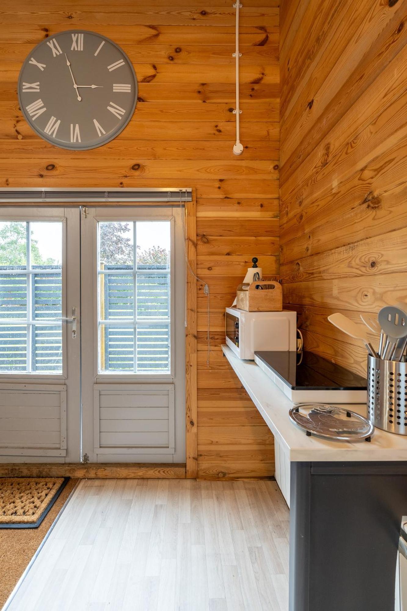 Walliswood - Wood Burner, Air Con & Wi-fi, Rural Retreat *