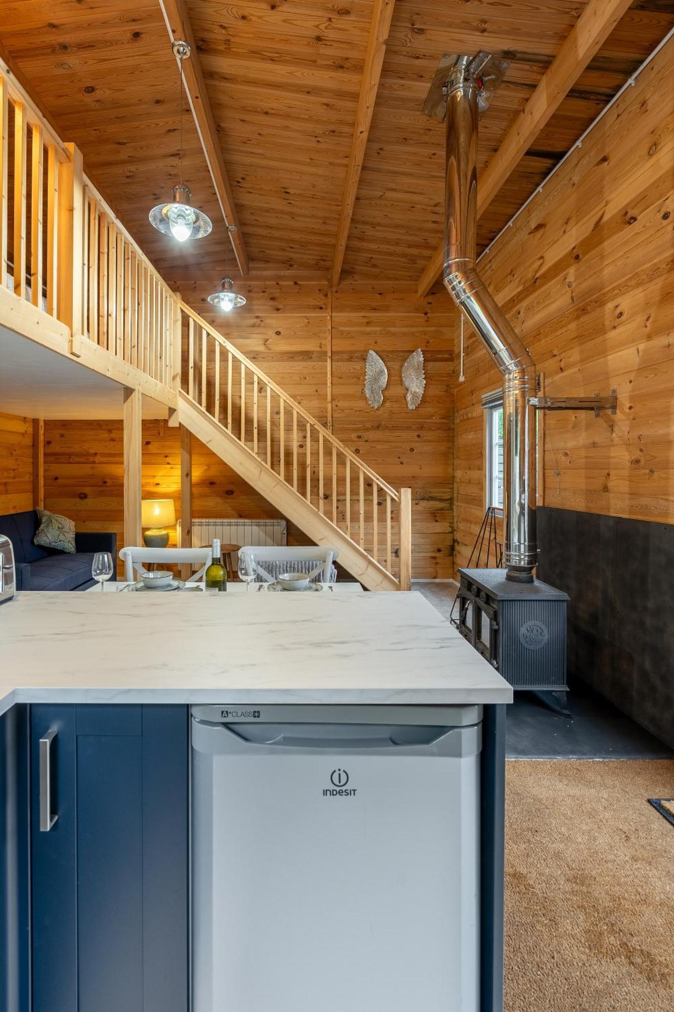Walliswood - Wood Burner, Air Con & Wi-fi, Rural Retreat Holiday home