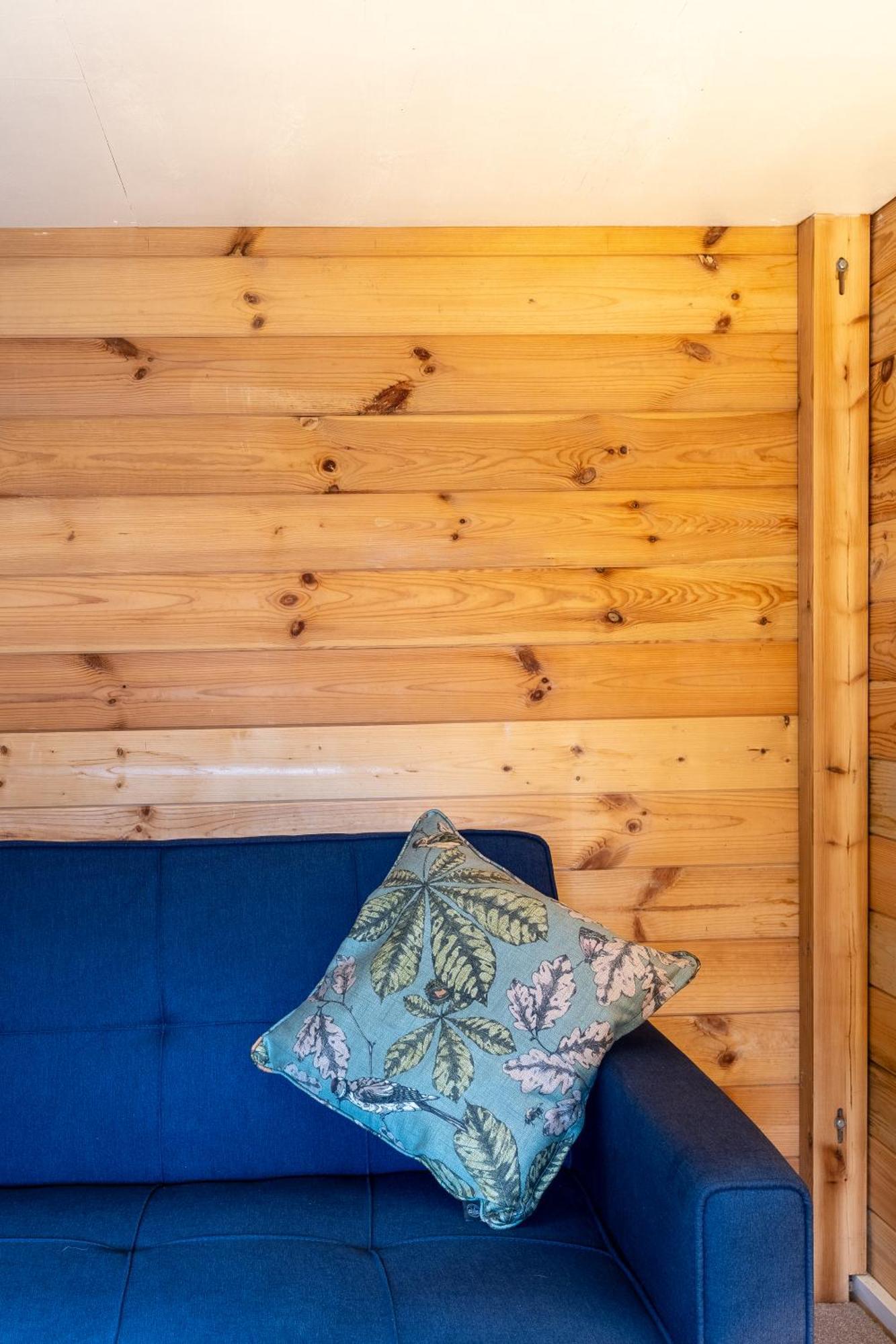 Walliswood - Wood Burner, Air Con & Wi-fi, Rural Retreat *
