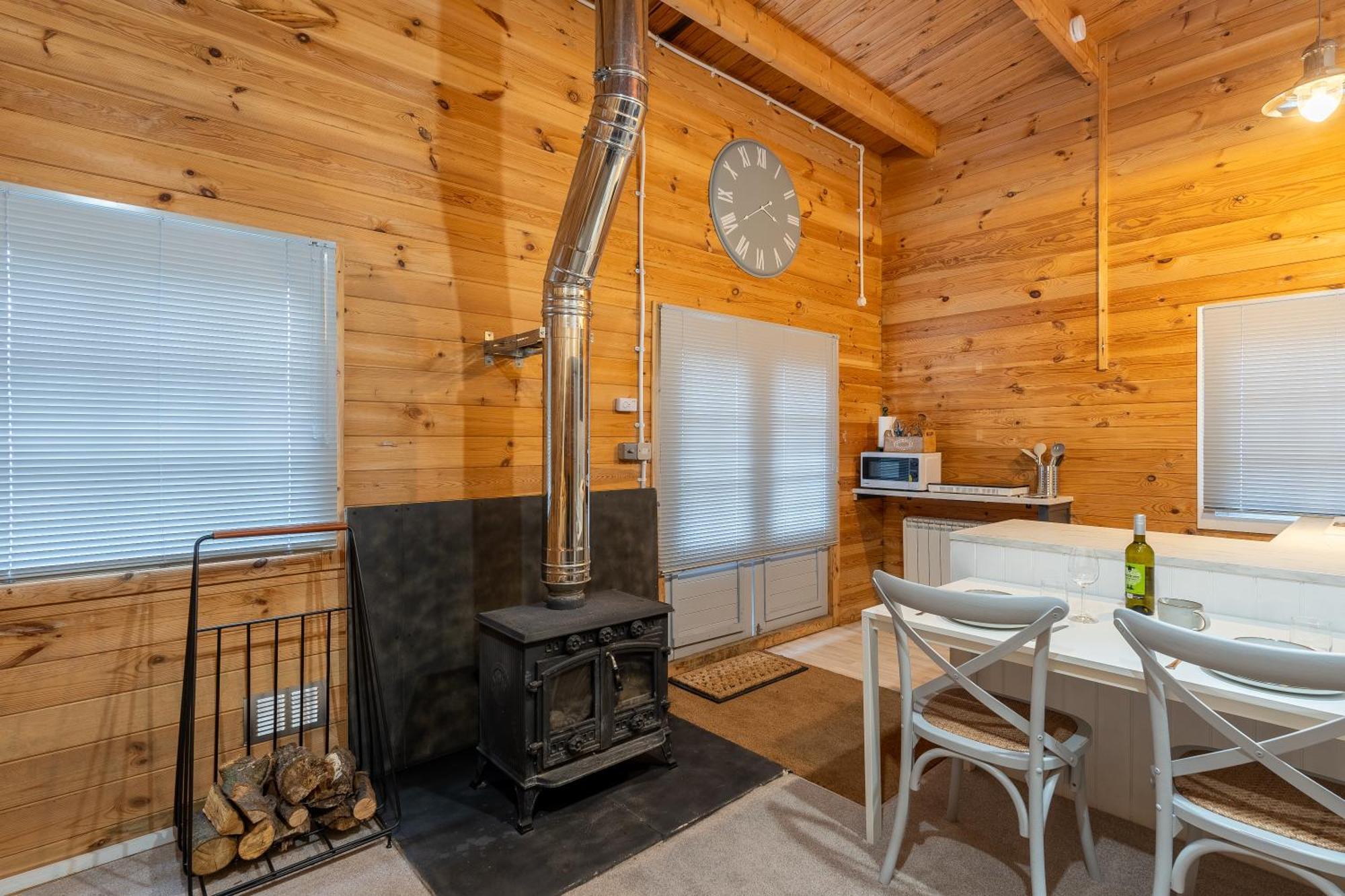 Walliswood - Wood Burner, Air Con & Wi-fi, Rural Retreat