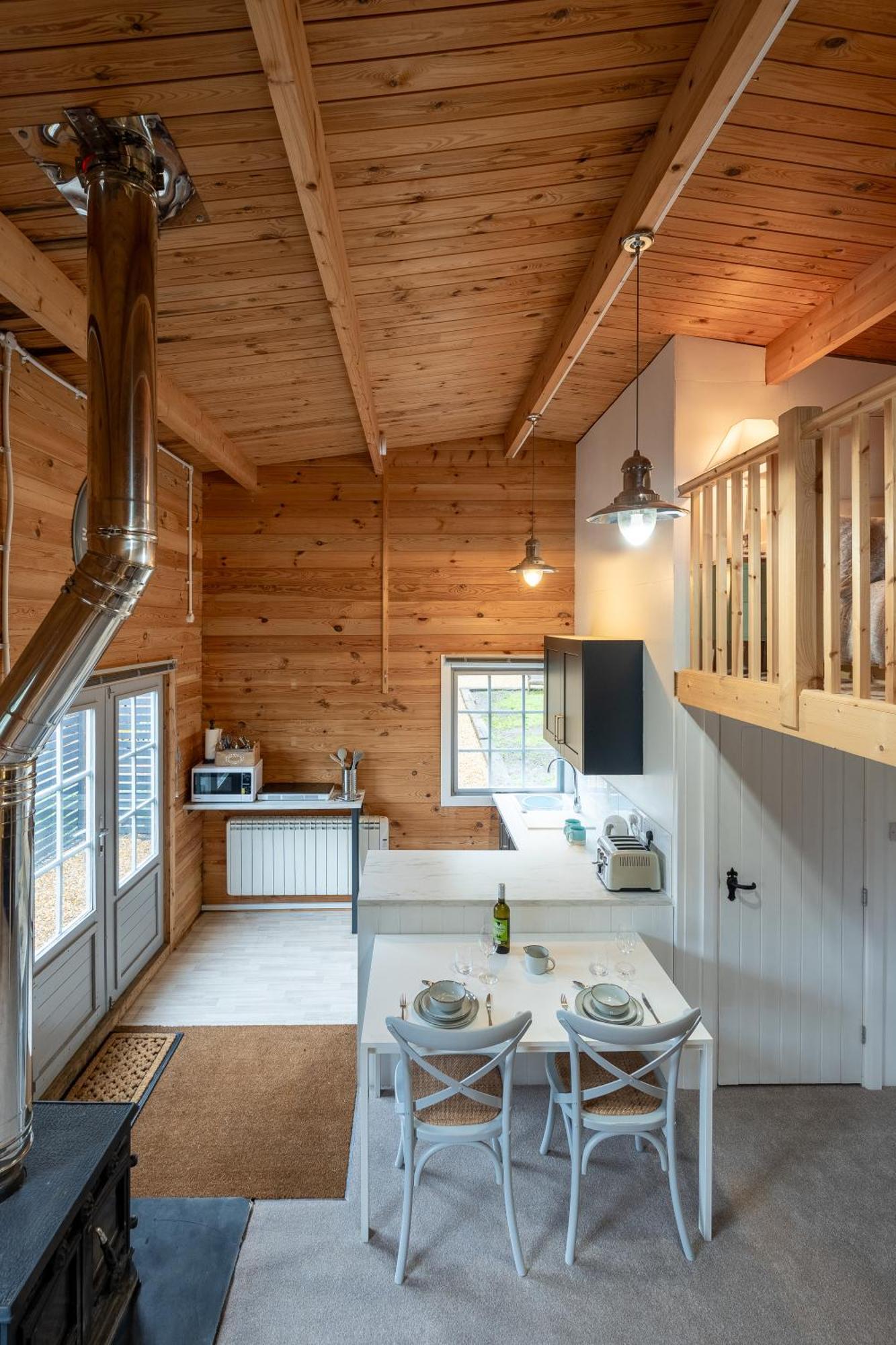 Walliswood - Wood Burner, Air Con & Wi-fi, Rural Retreat Holiday home