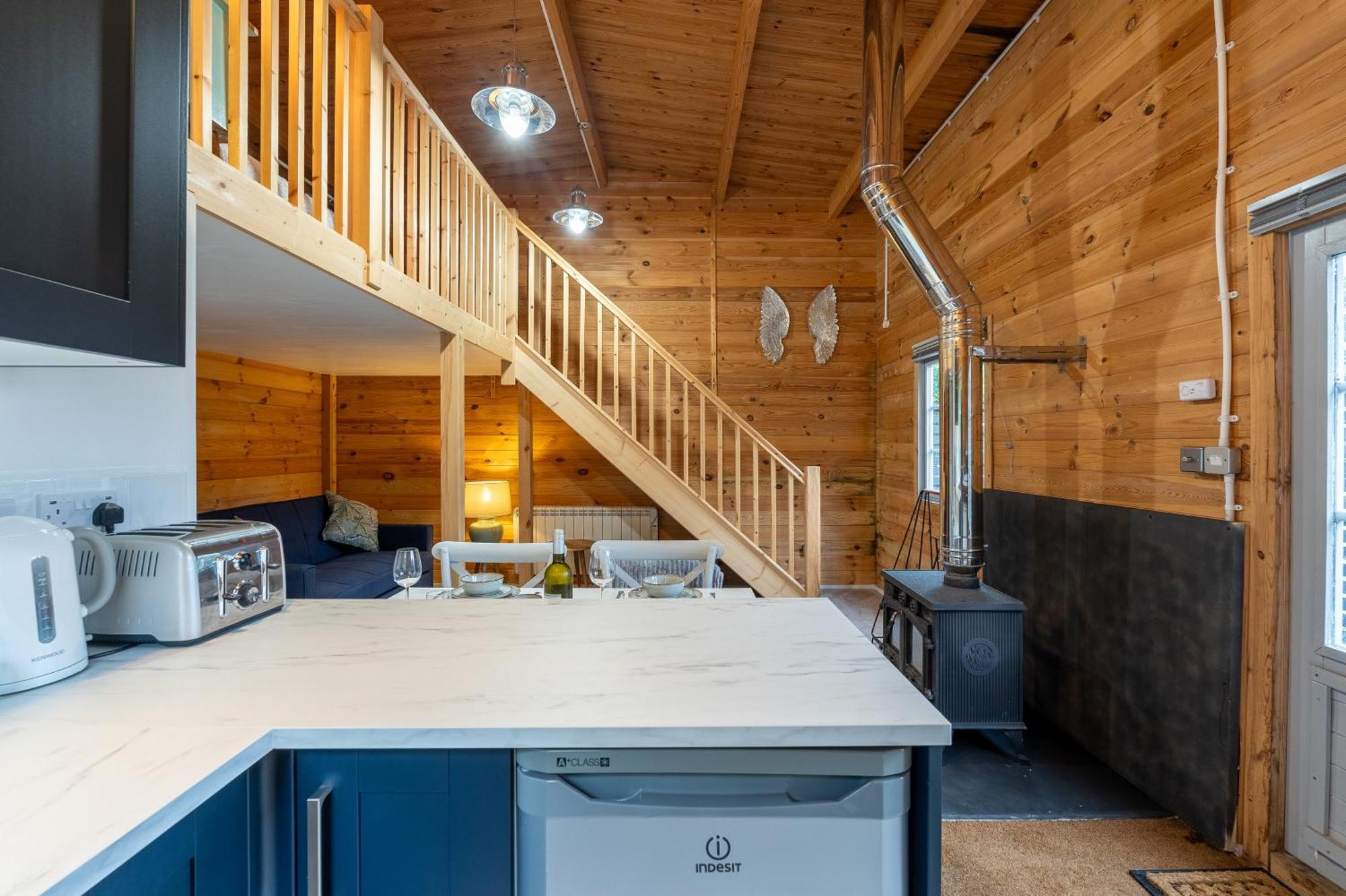 Walliswood - Wood Burner, Air Con & Wi-fi, Rural Retreat Holiday home