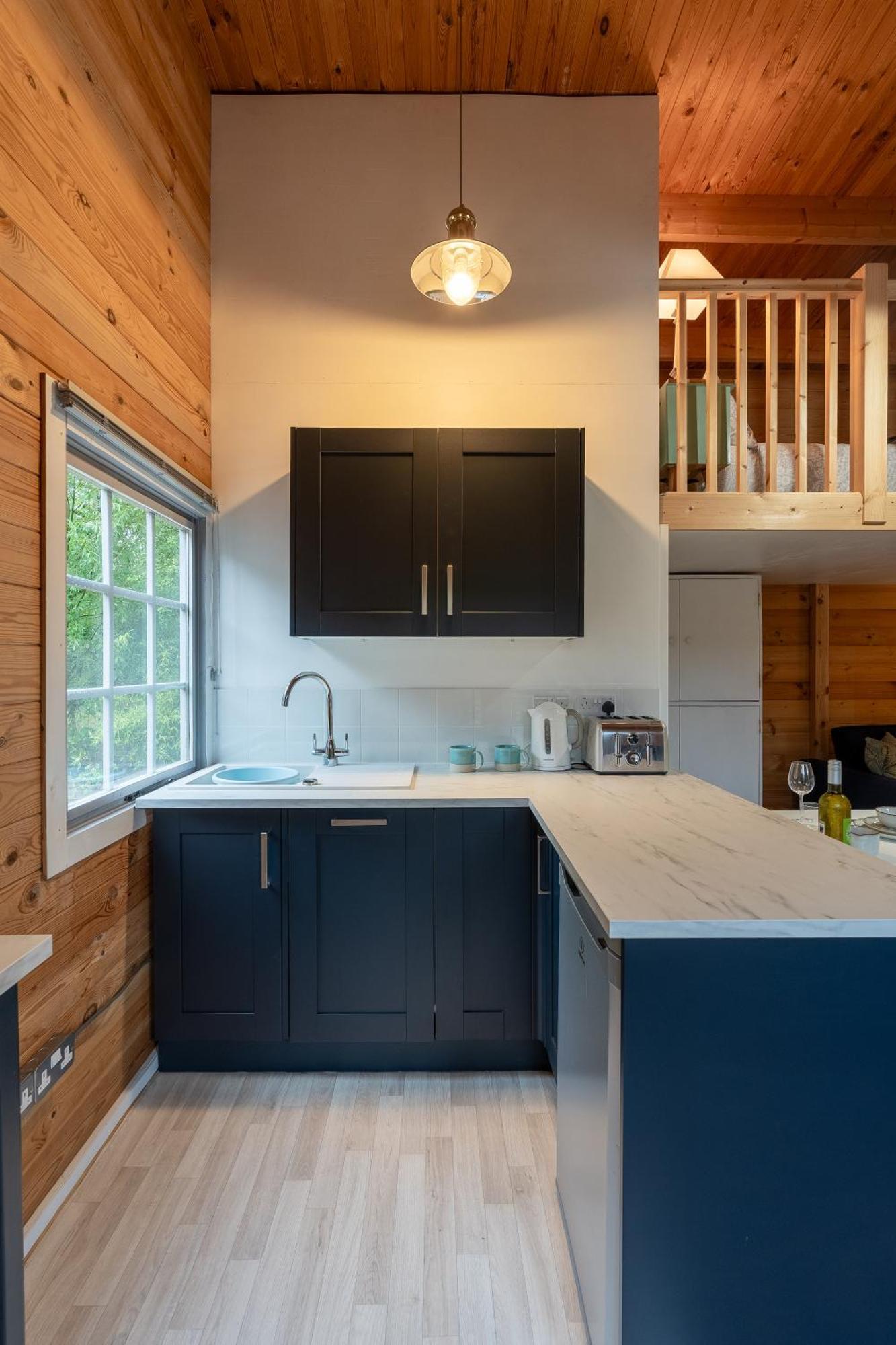 Walliswood - Wood Burner, Air Con & Wi-fi, Rural Retreat Holiday home Ewhurst