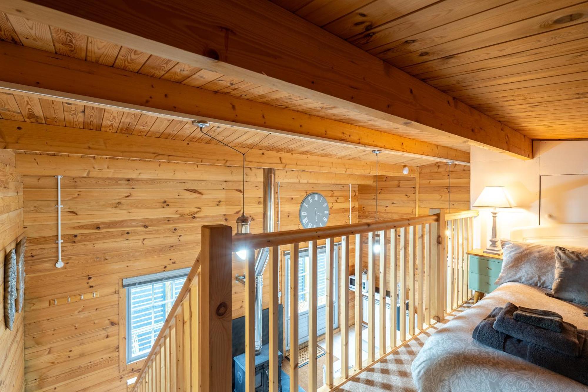 Walliswood - Wood Burner, Air Con & Wi-fi, Rural Retreat Holiday home *