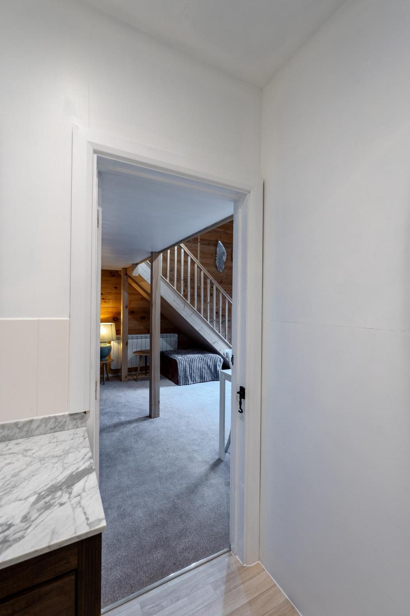 Walliswood - Wood Burner, Air Con & Wi-fi, Rural Retreat *