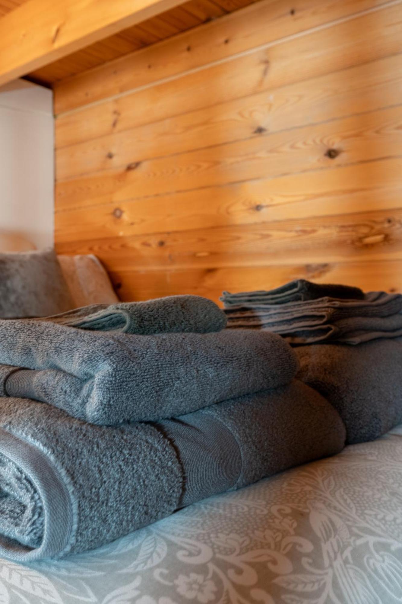 Walliswood - Wood Burner, Air Con & Wi-fi, Rural Retreat Holiday home *