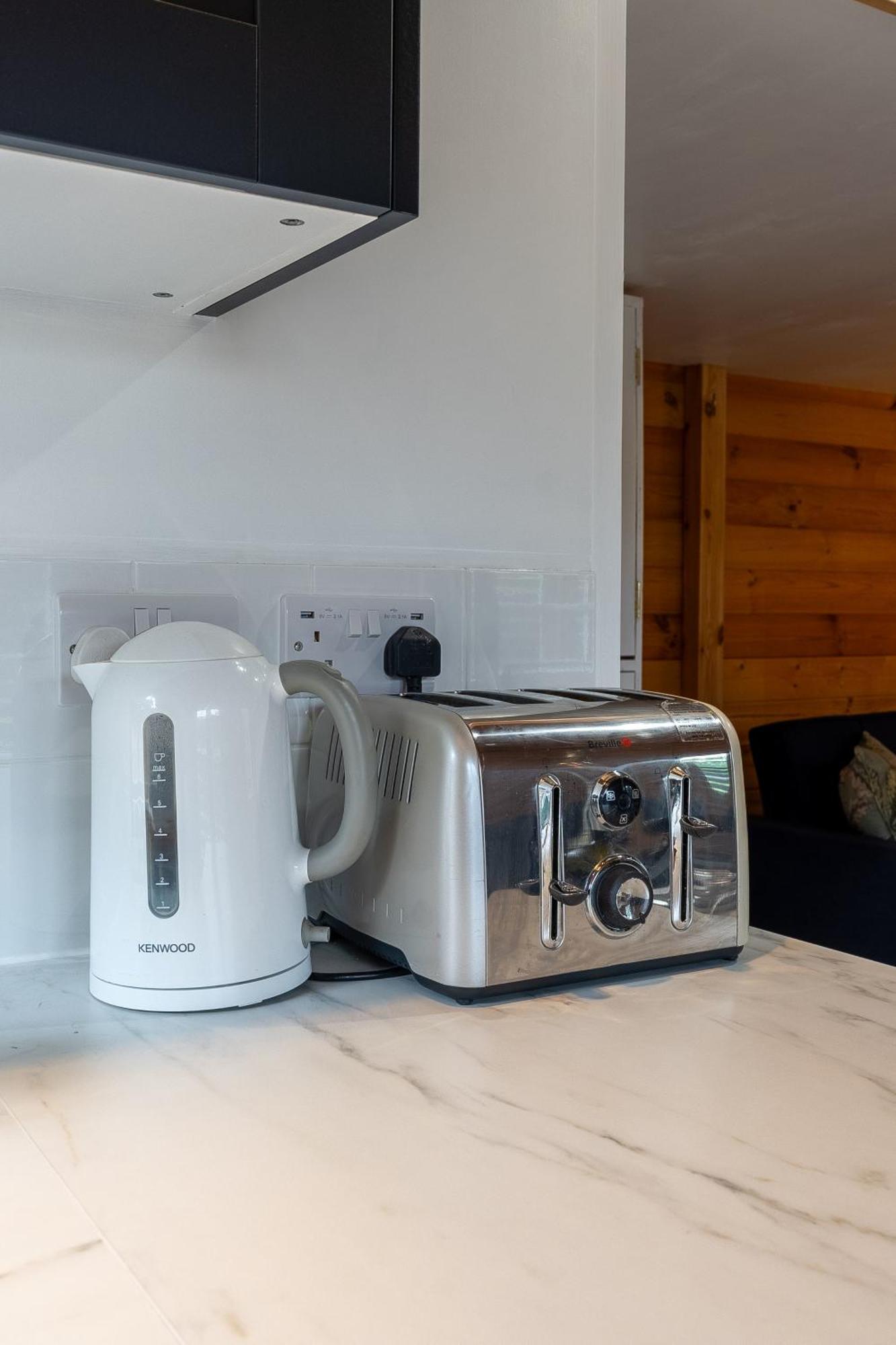 Walliswood - Wood Burner, Air Con & Wi-fi, Rural Retreat *
