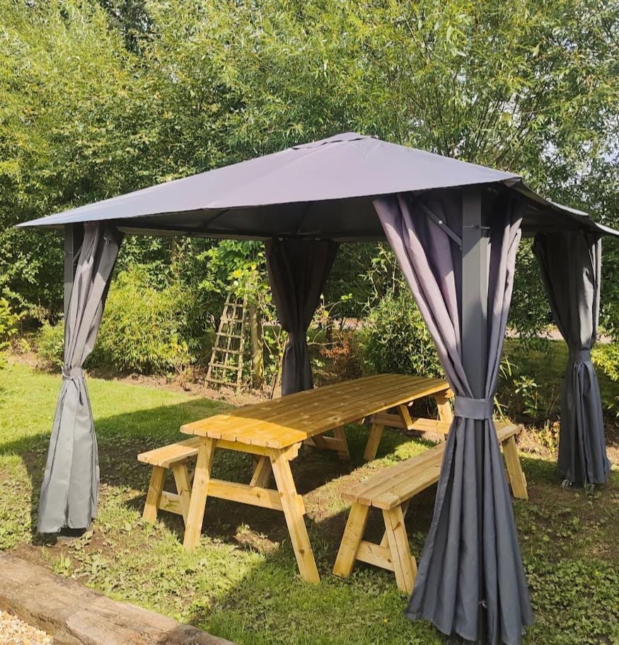 Walliswood - Wood Burner, Air Con & Wi-fi, Rural Retreat *